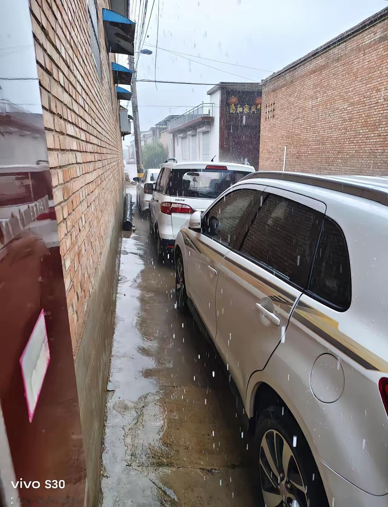 昨天下了整整一天的雨，我们家三个已经出嫁的姐妹，相约一起带着老公孩子回娘家。热热