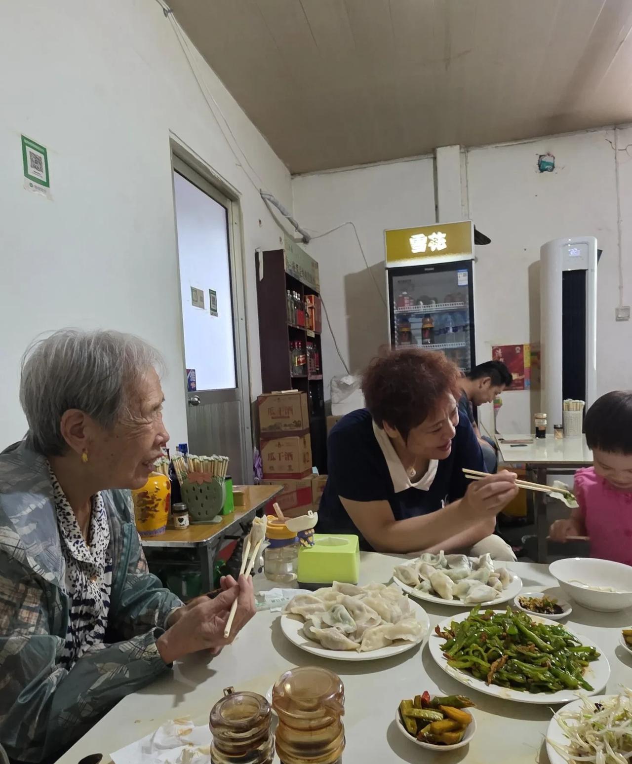 请两岁小客人吃饺子……上午，妹妹妹夫带着外甥女两岁的孩子过来了。从未见过面，没