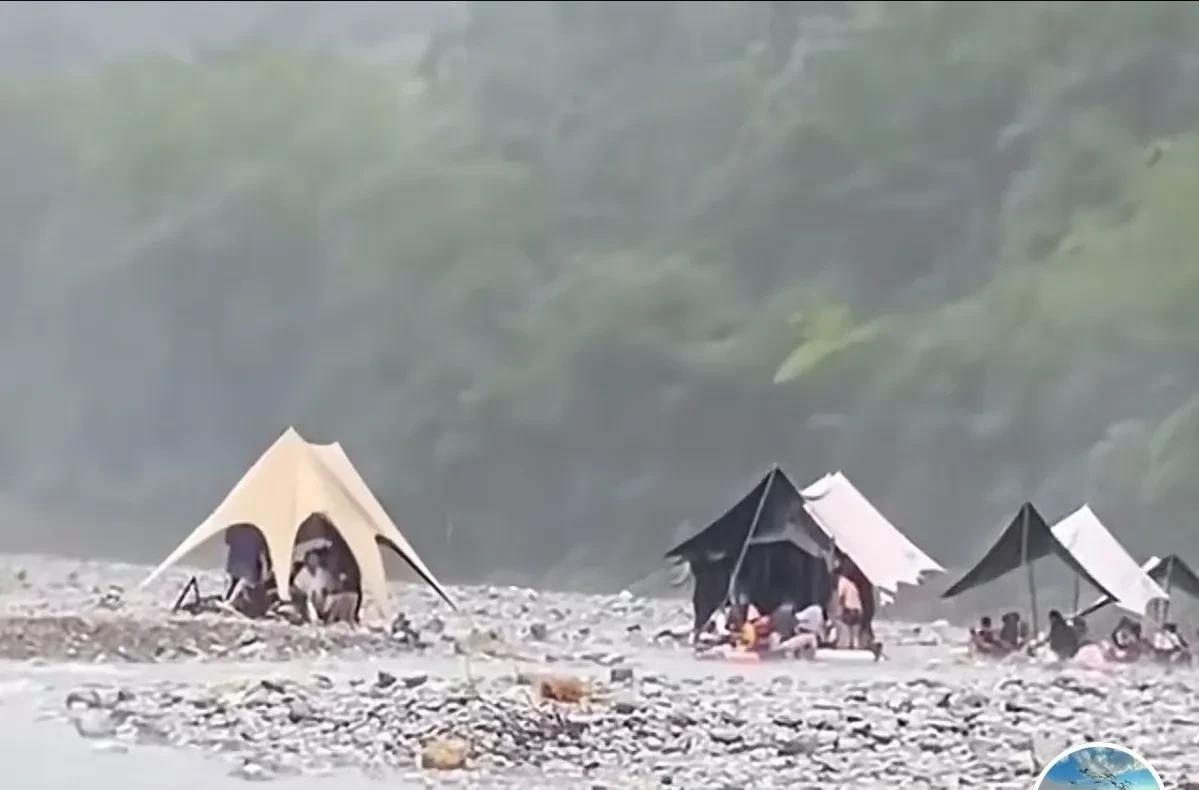 下雨天在这地方露营，不知道他们在想什么、在等什么、想干什么……文化人的玩法就是