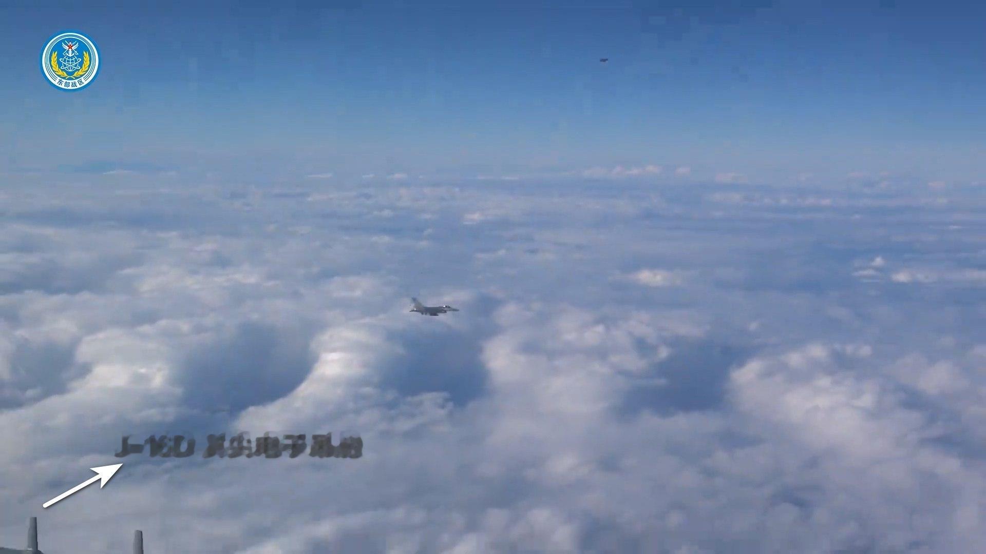 J-16D拍摄台湾F-16V6655号机，对新竹空军基地进行光电观测，不止台