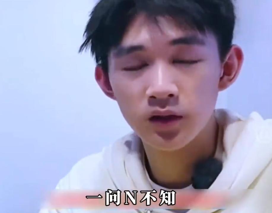19岁的荣梓杉，再次给娱乐圈的男明星们都上了一课，不是不能谈恋爱，也不是谈恋