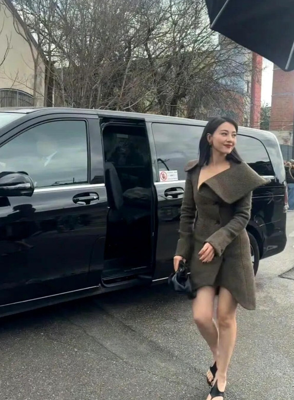 这样的腿估计是同龄女演员中的天花板了，又白又直，她的脸蛋很自然，表情灵动，但是脚
