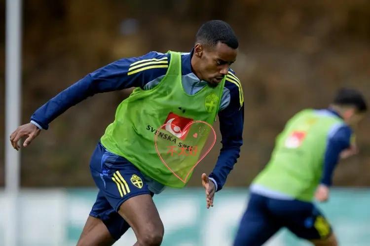 2025年11月16日凌晨欧洲区世预赛B组焦点战，瑞典客场不敌瑞士。怎么一群