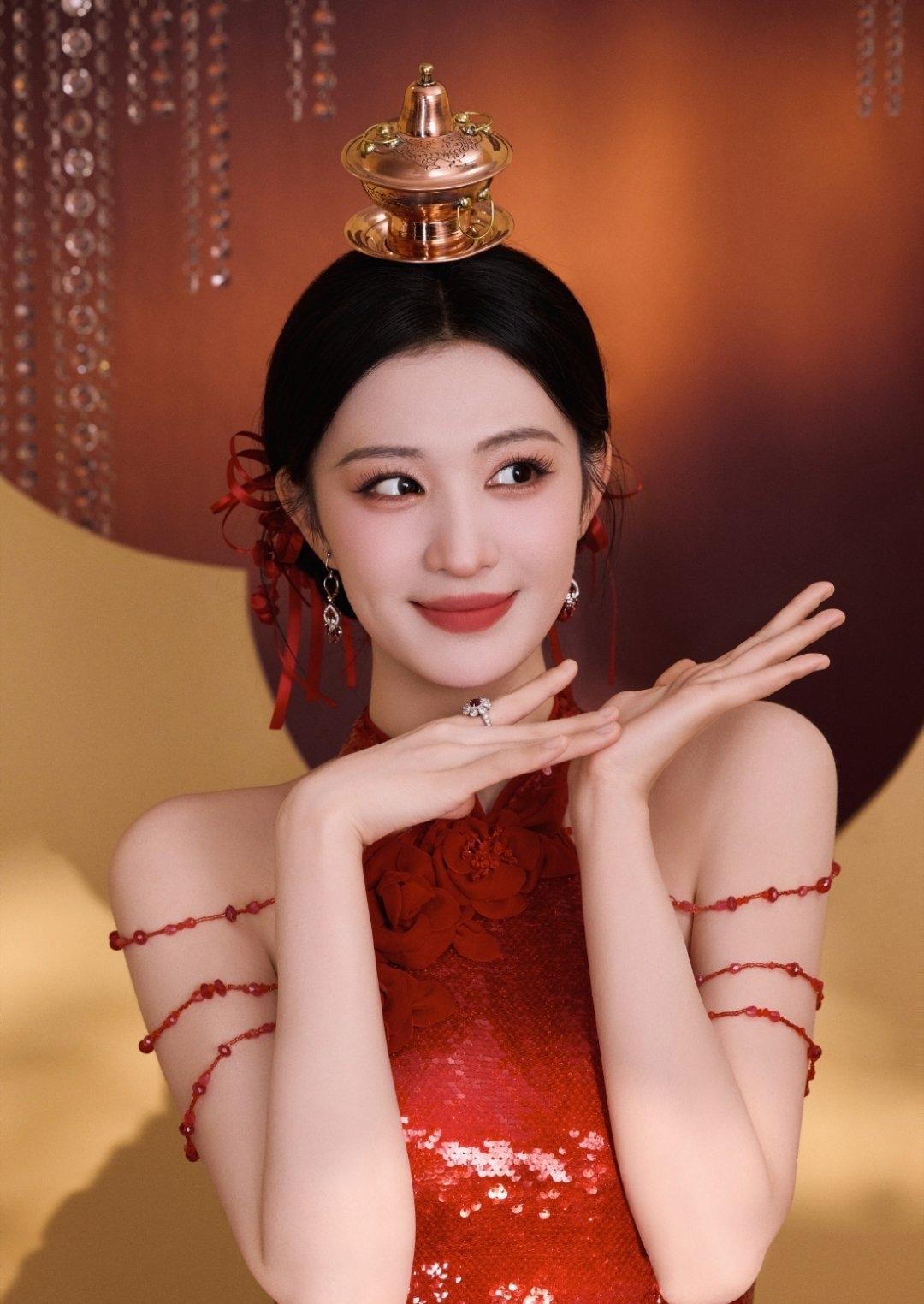 你敢信吗？王楚然春晚穿的礼服，居然把170cm的她硬生生压成了小家碧玉，还透着