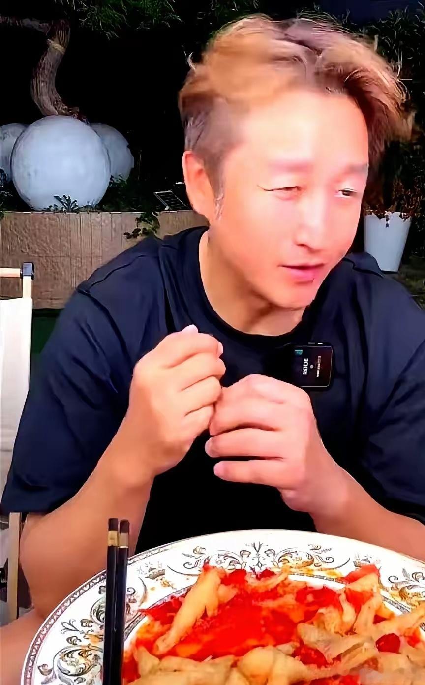 邹市明直播间嚼着牛肉干，嘴突然停了。屏幕上飘过一句：“这手是用来拿金腰带的啊！”