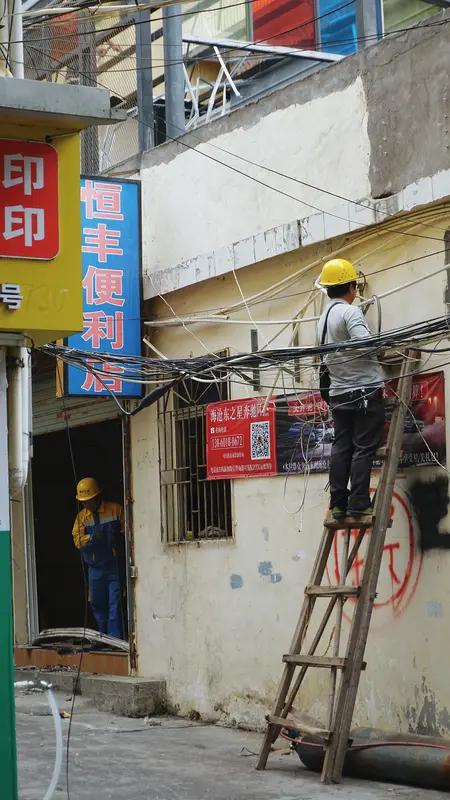 央视曝光免费装宽带骗局老人在家接电话家人们警惕！央视刚曝光的免费装宽带骗局