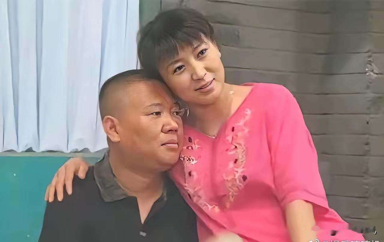 闫学晶这“国民媳妇”的称号真是名不虚传跟谁合影都有夫妻相往郭德纲身边一靠