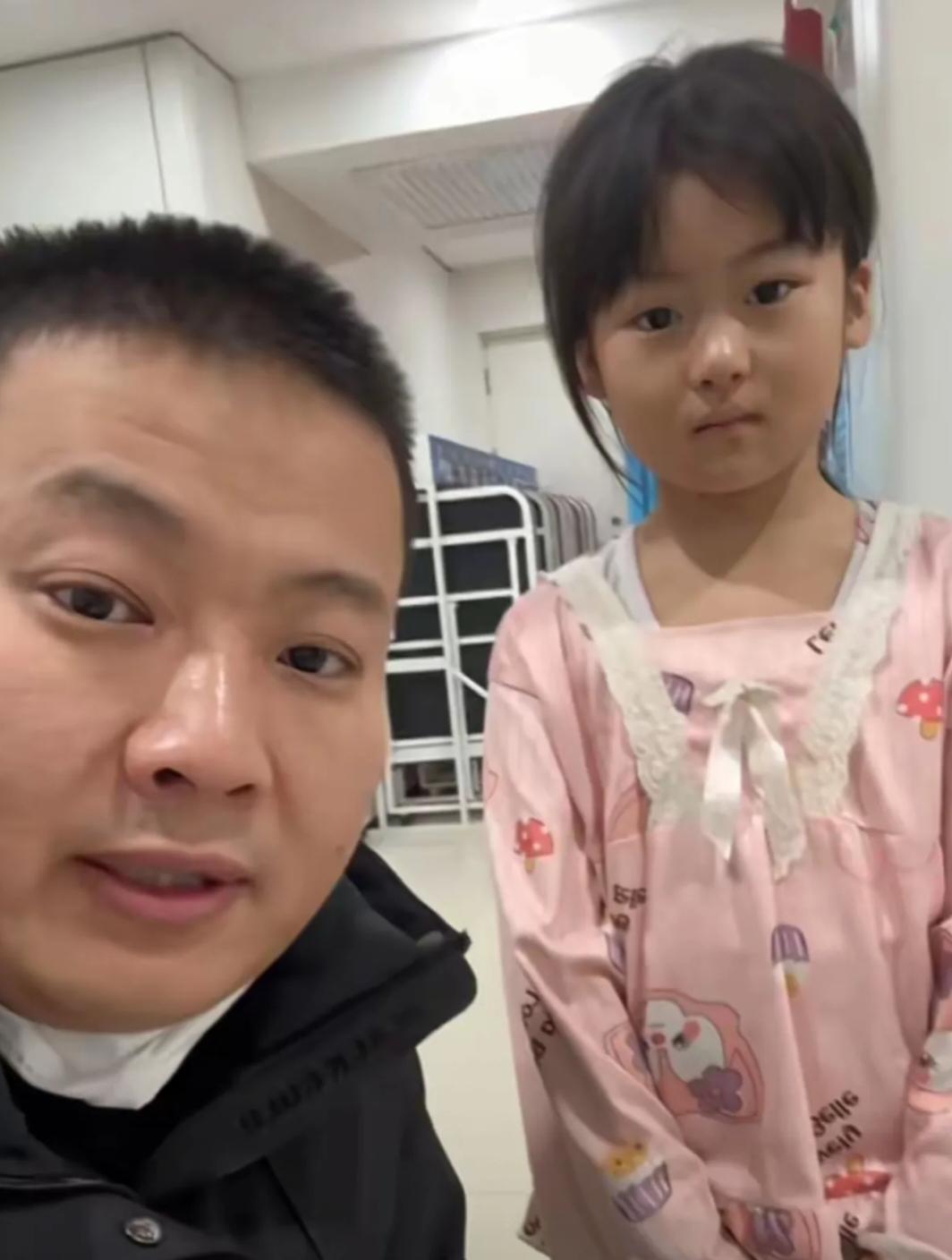 太有爱心了黑龙江的王大哥带着父亲来医院看病住院，无意间看到隔壁床上的7岁女孩一