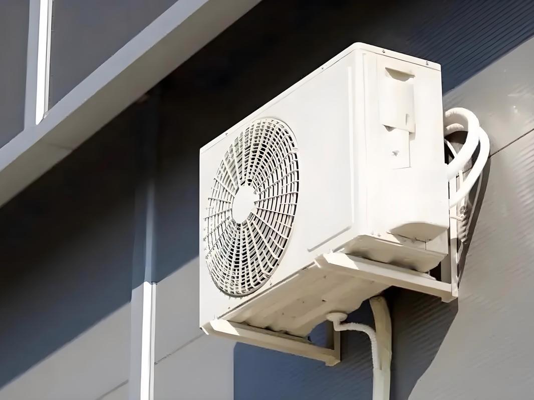 内蒙古巴彦淖尔，男子不满意出租屋空调外挂机的位置，房东就请工人调整，谁料，工人操