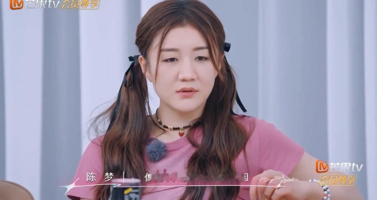 陈梦做错事了，爸妈就是一顿“混合双打”。眼泪要流出来，妈妈一呵斥，眼泪硬