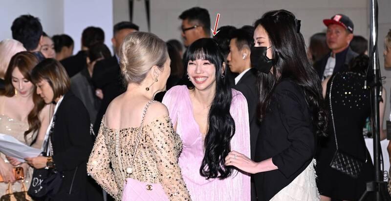 说句扎心的话，李靓蕾现在是真的活通透了。许玮甯大婚，满场都是衣香鬓影、争奇斗艳