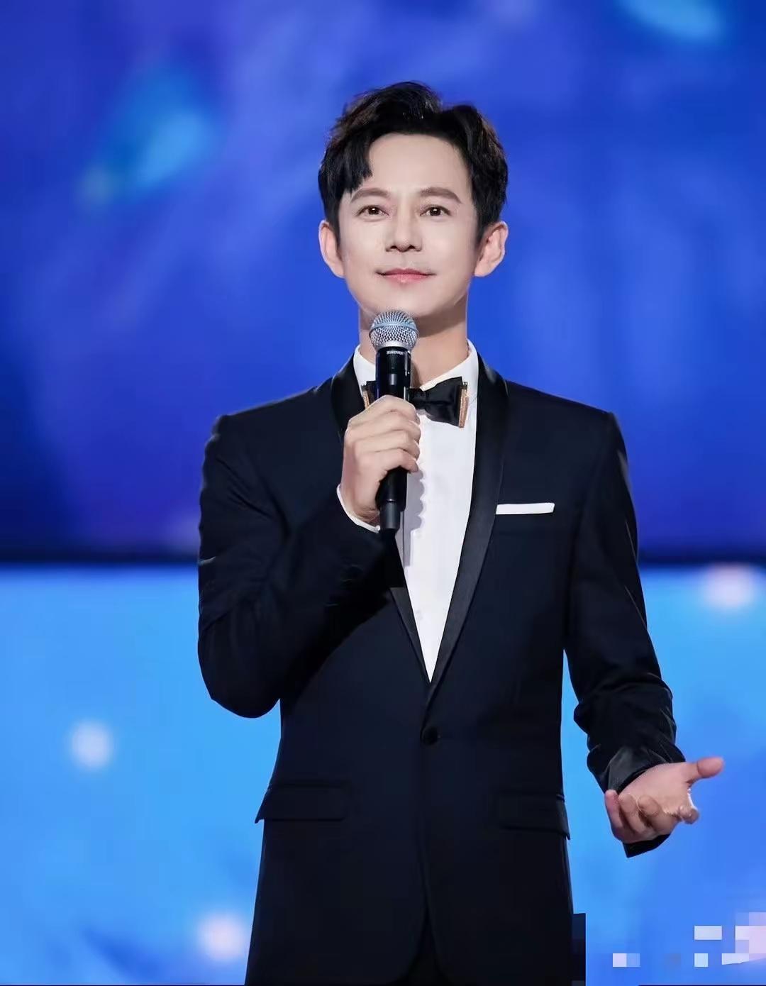 何炅这事儿，其实换个角度想就通了——不是所有人生都得按“成家立业、生儿育女”的剧