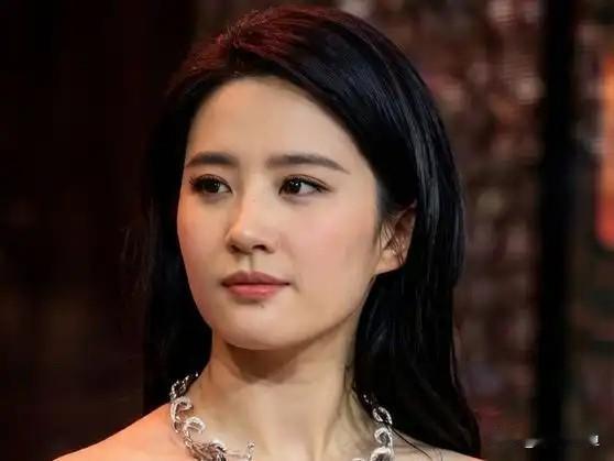 刘亦菲的优雅感刻在骨子里！乌黑长发衬得五官清丽柔和。颈间花枝造型珠宝精致闪耀