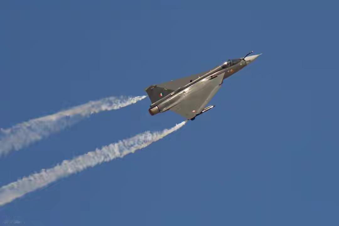 巴媒笑疯！光辉坠毁还嘴硬，枭龙狂揽新订单，3个对比戳破印军遮羞布迪拜航展上