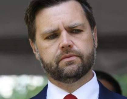 万斯曾暗示中国，如果不接受关税，就考虑战争。话音未落，中国学者高志凯就在国际辩论