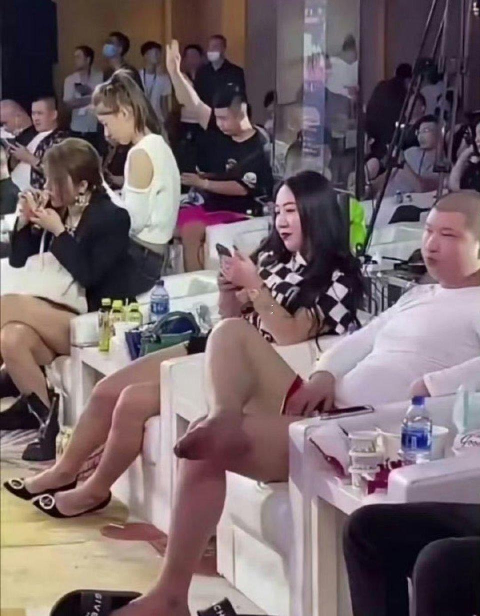 一群东北网红的聚会，站没站相，坐没坐相，是短视频和直播带货成就了他们。