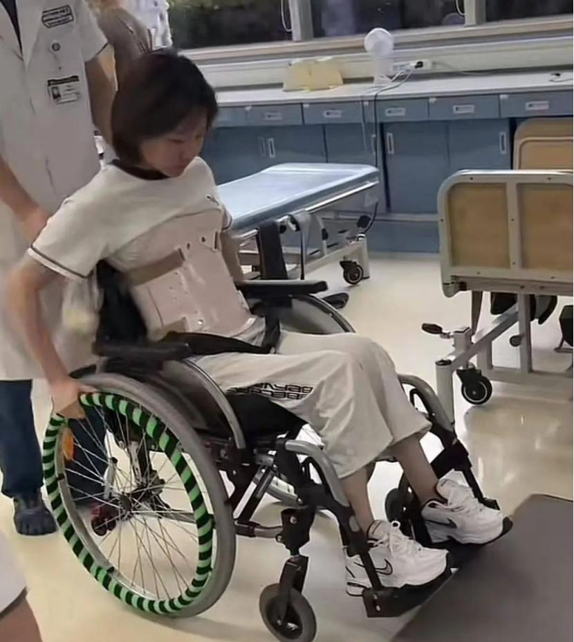 男子开车致25岁女友截瘫后失联！2025年4月5日的一场车祸，让甘肃一女子脊髓损