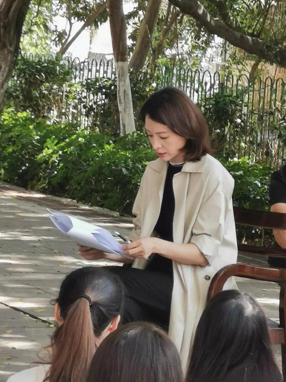 董卿又美出圈了！公园长椅上专注读稿，气质太绝偶遇董卿在公园拍戏啦！穿简约风