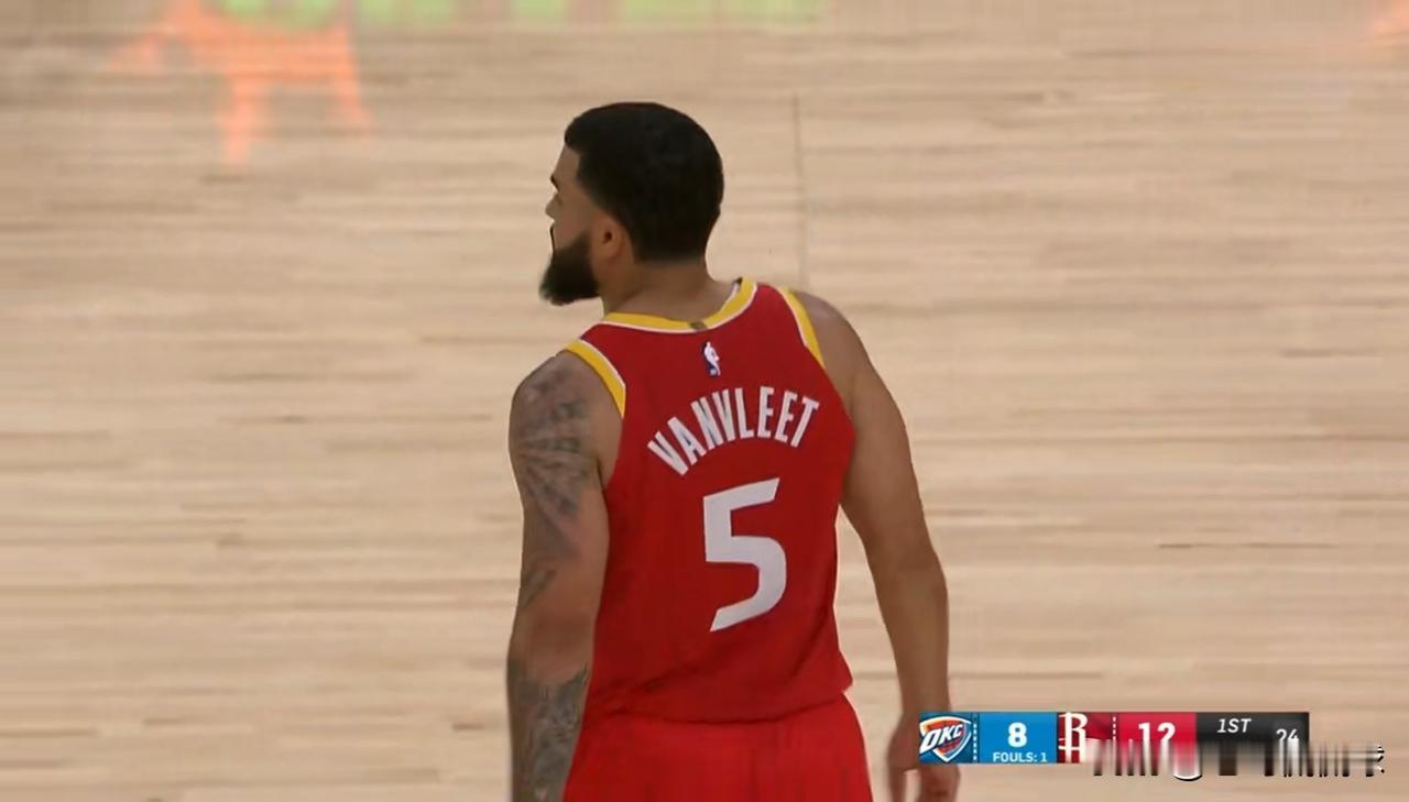火箭当家后卫范弗里特竟然怒砍0分！NBA季前赛焦点战火箭主场迎战雷霆，目前双方半