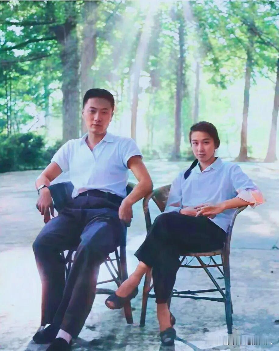 看图！据悉，这是一张70年代的照片！网友:那时候能穿成这个样子，不是一般人？