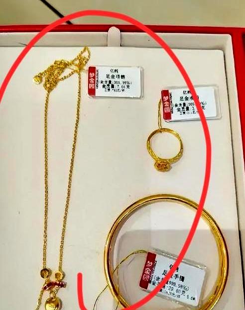 我妈今天跟我吵翻了，起因居然是婆家给的三金。总共40克，项链7g，戒指3g，手