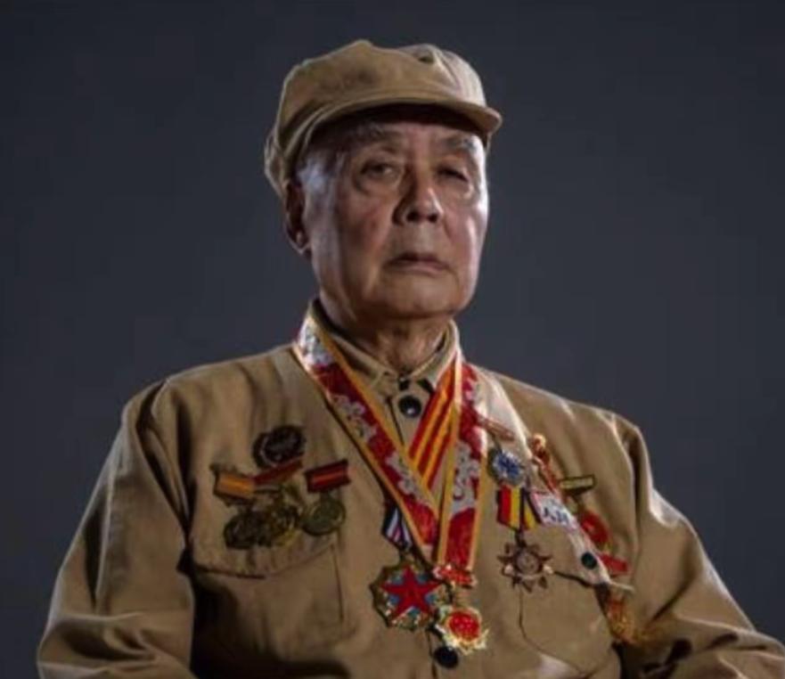 1952年，16岁志愿军小战士在上甘岭战场尿急，情急之下对着炮管撒了一泡尿，