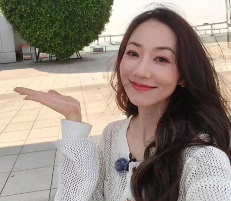 真不知道韩雪都结婚了，女儿都14岁了！这几年经常看韩雪上综艺，在节目里经常听