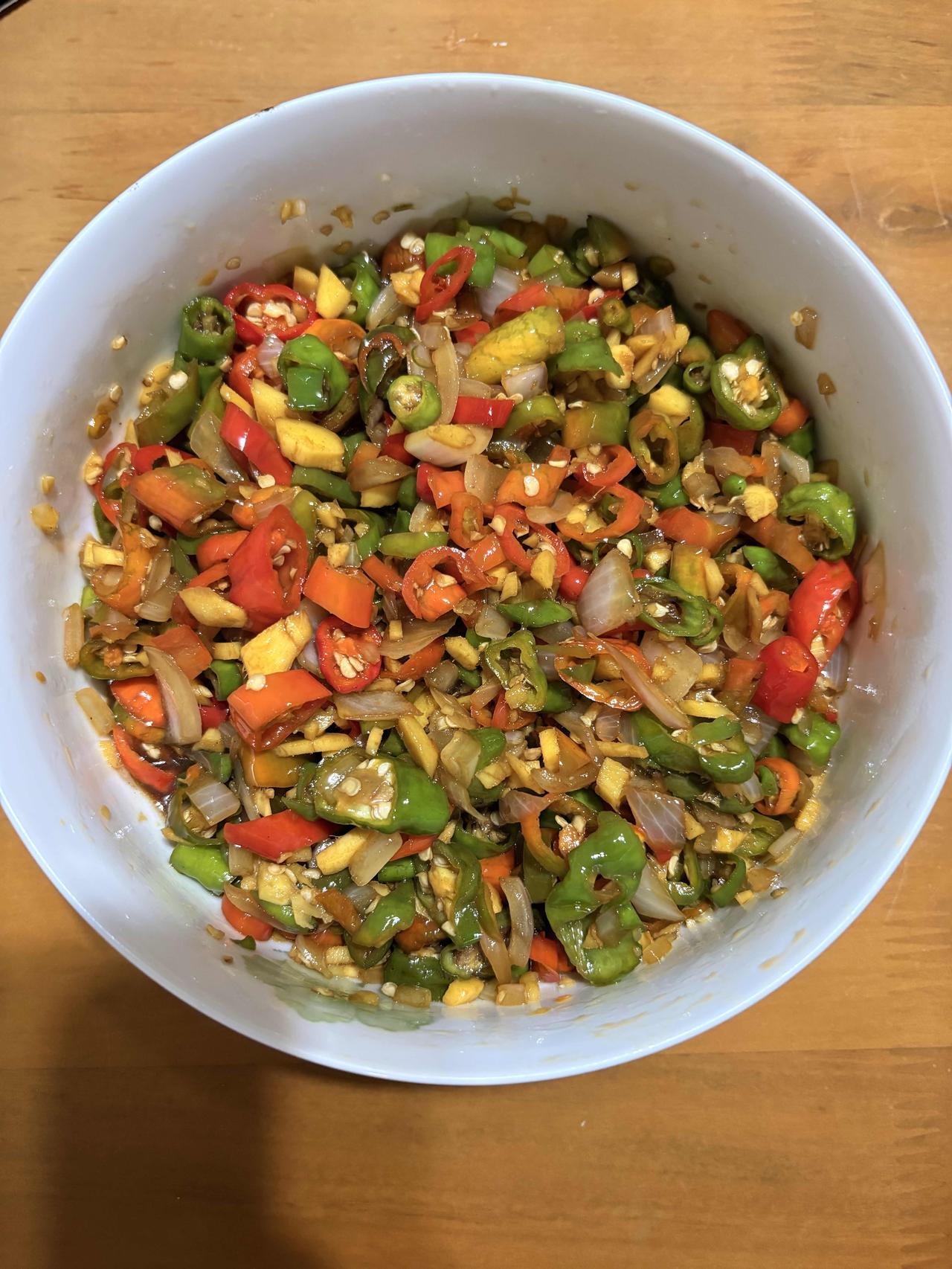 1，辣椒可以提升食欲，胃口好身体就棒。2，辣椒可以让身体出汗，排出体内毒素