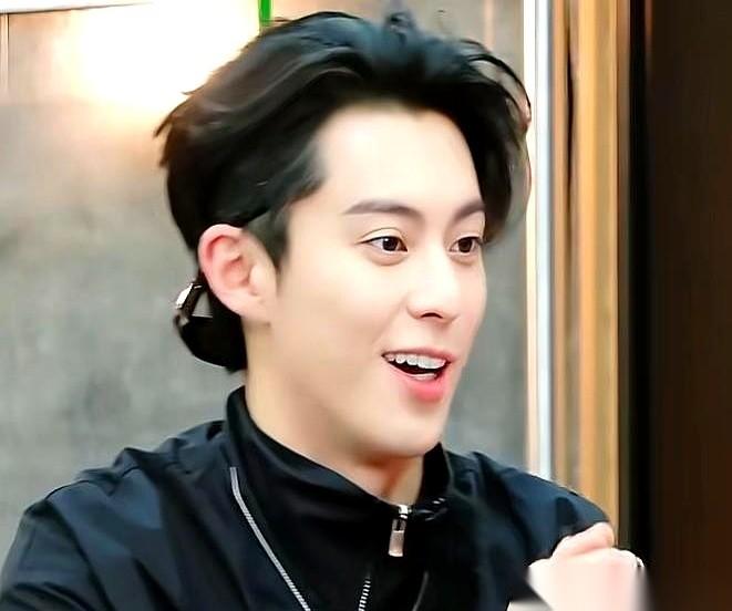 我算是看明白了，王鹤棣这小子是真敢说啊。对着黄晓明直接来一句：“跟晓明哥你一起