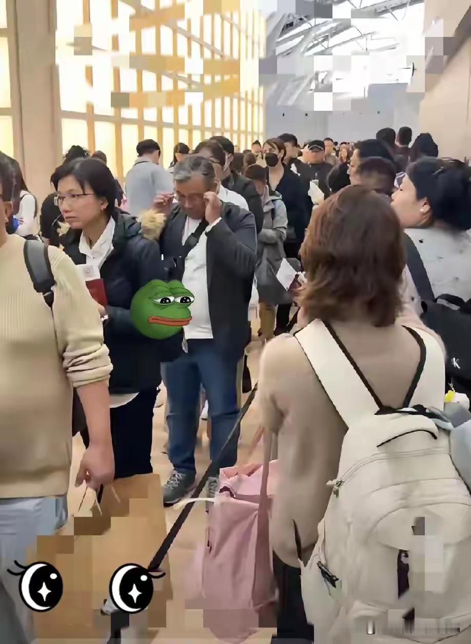 日本机场挤满了想回国的人，有人提到“1937-12-13”，唤起了民族记忆。回国