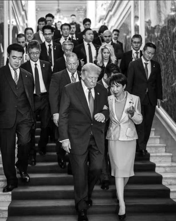 这张照片确实抓拍的很有水准,怪不得白宫贴了出来。大家可以看到,下台阶的时候,高市