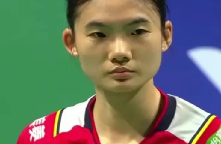 根据我对本次巴黎世锦赛女羽形势的分析，我认为，刚刚直落两局战胜队友高昉洁的我国超