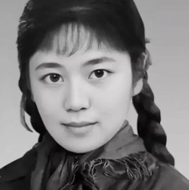 1977年，32岁女知青刘琦返城无望，嫁给一位农民。新婚之夜，她对丈夫说："你对