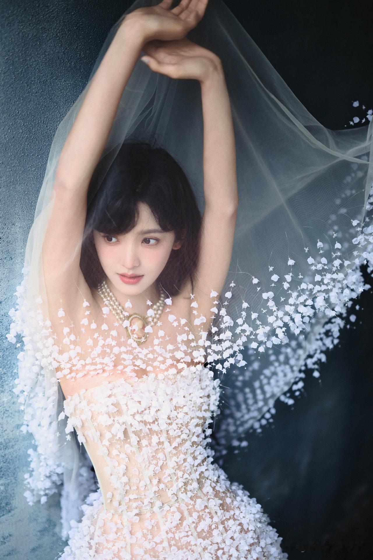 章若楠把“春日甜意”穿在了身上！谁看了不说一句章若楠是春日本身？白纱裙缀满