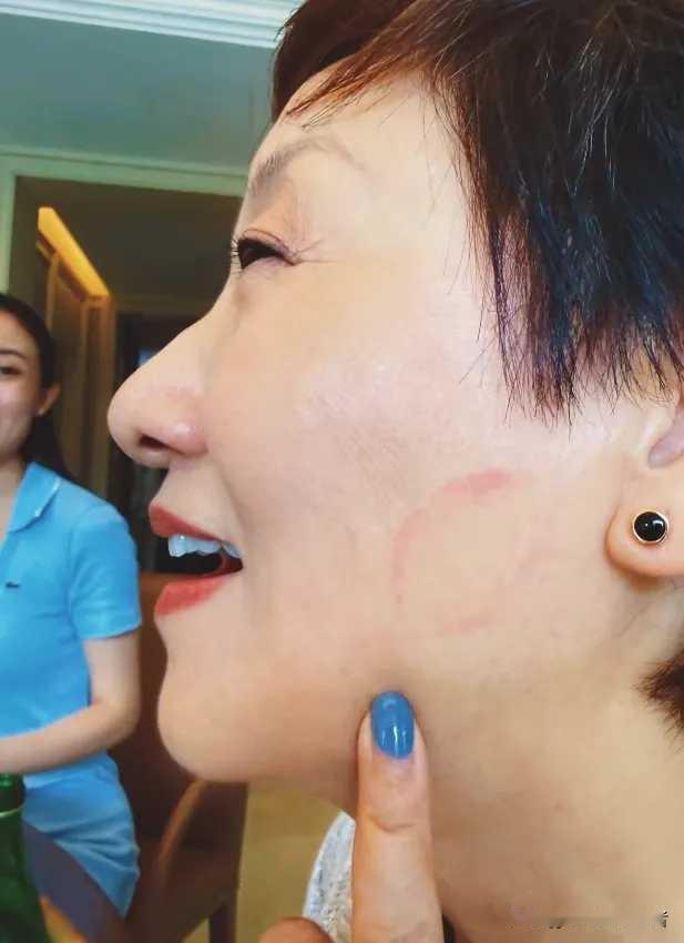 邓婕一点不老，还和《康熙微服私访记》一样有气质，张国立一直都是小老头的样子。这