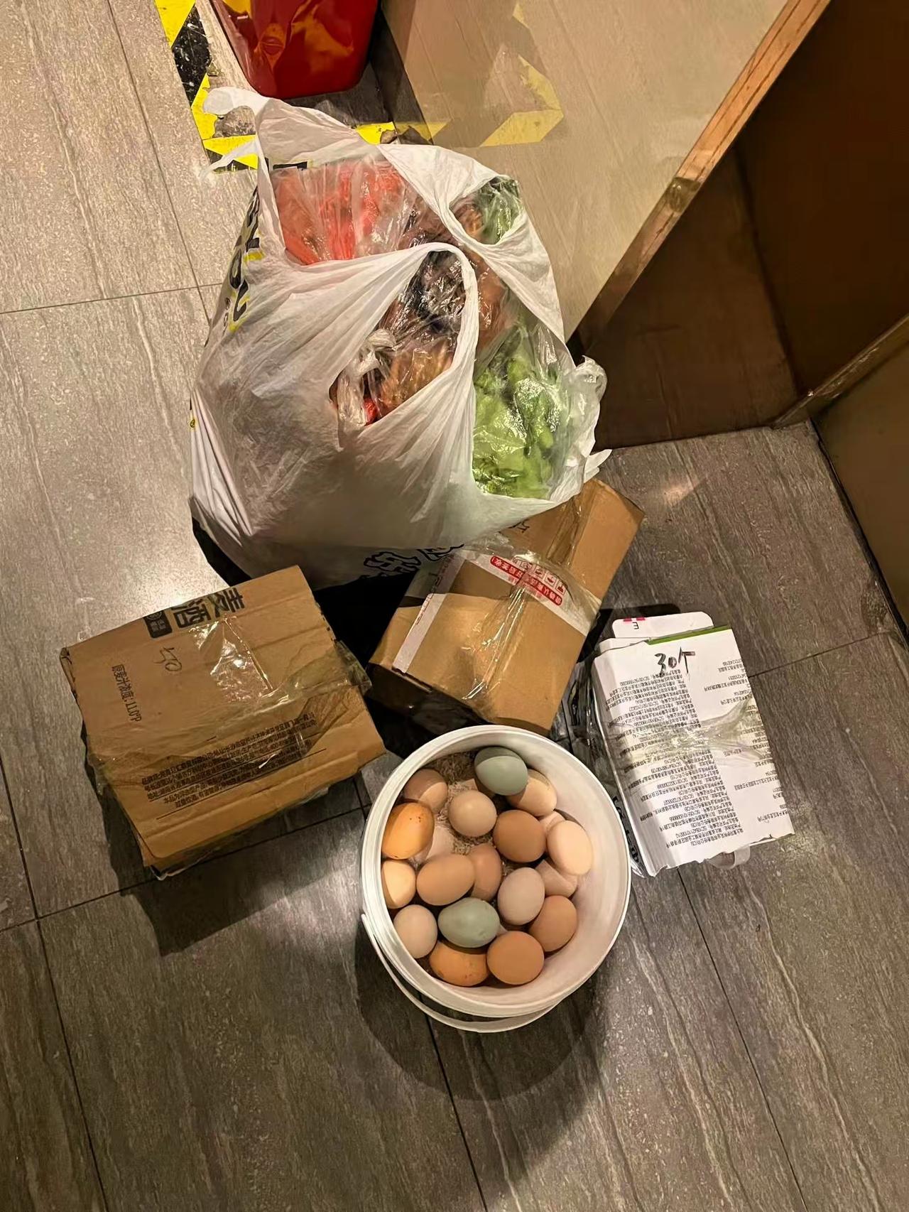 今天去了所有堂兄弟姐妹都不愿意去的，最穷的二叔家里，路上二叔打了两次电话问我到哪