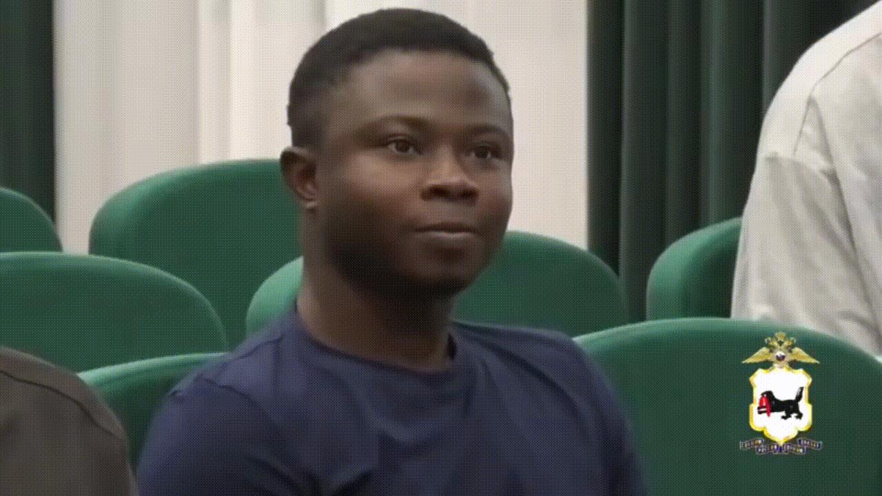 黑人小伙科菲·加斯顿脸上洋溢着幸福的表情，因为他被授予了俄罗斯公民身份。