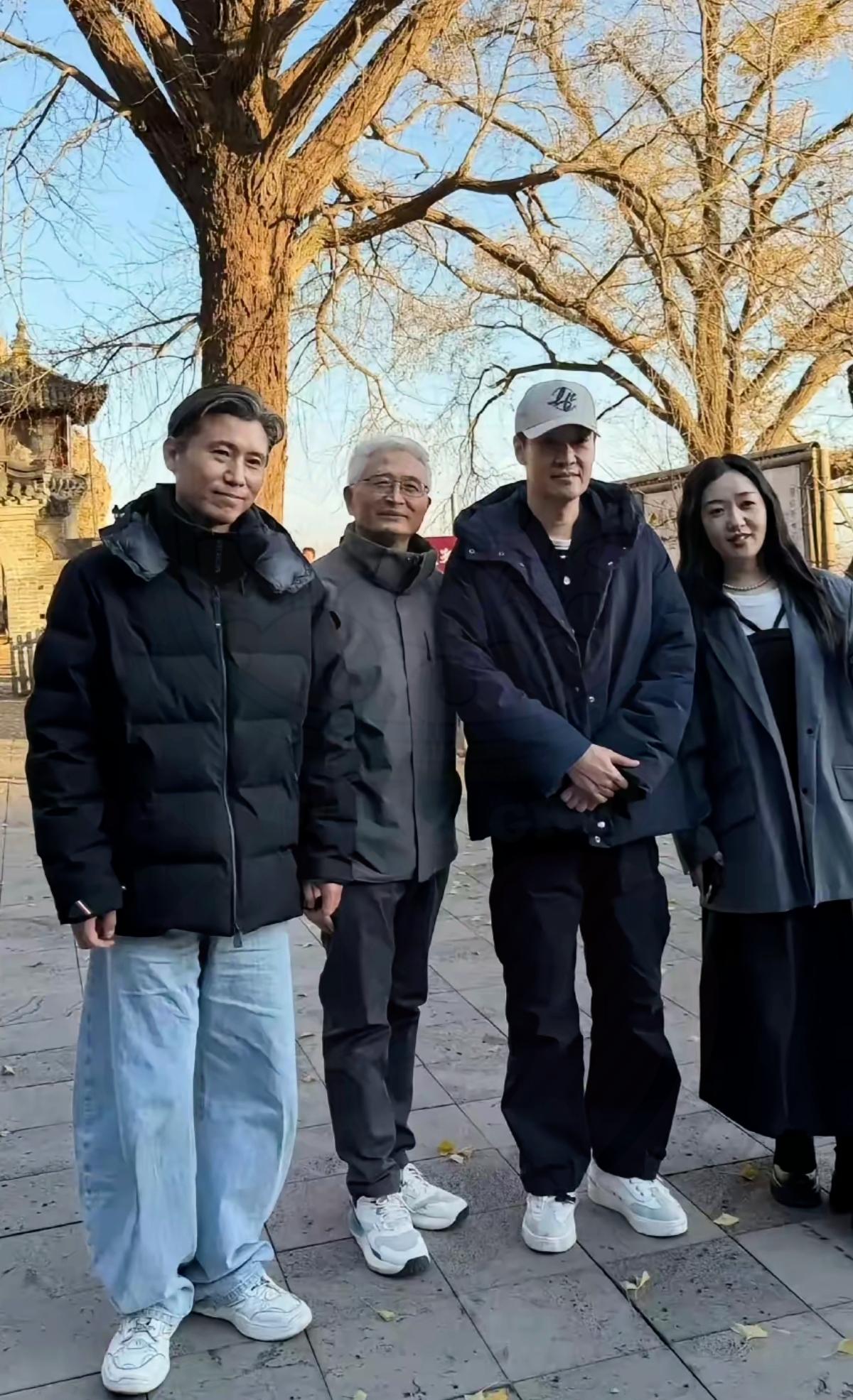 朱媛媛离世5个多月，辛柏青带着17岁女儿和好友李乃文登大孤山，这哪是“另有情况”