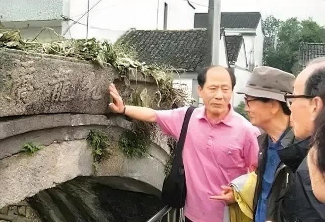 一群韩国老人跪在浙江湖州的古桥边嚎啕大哭，只因桥名和族谱上记载的一模一样——