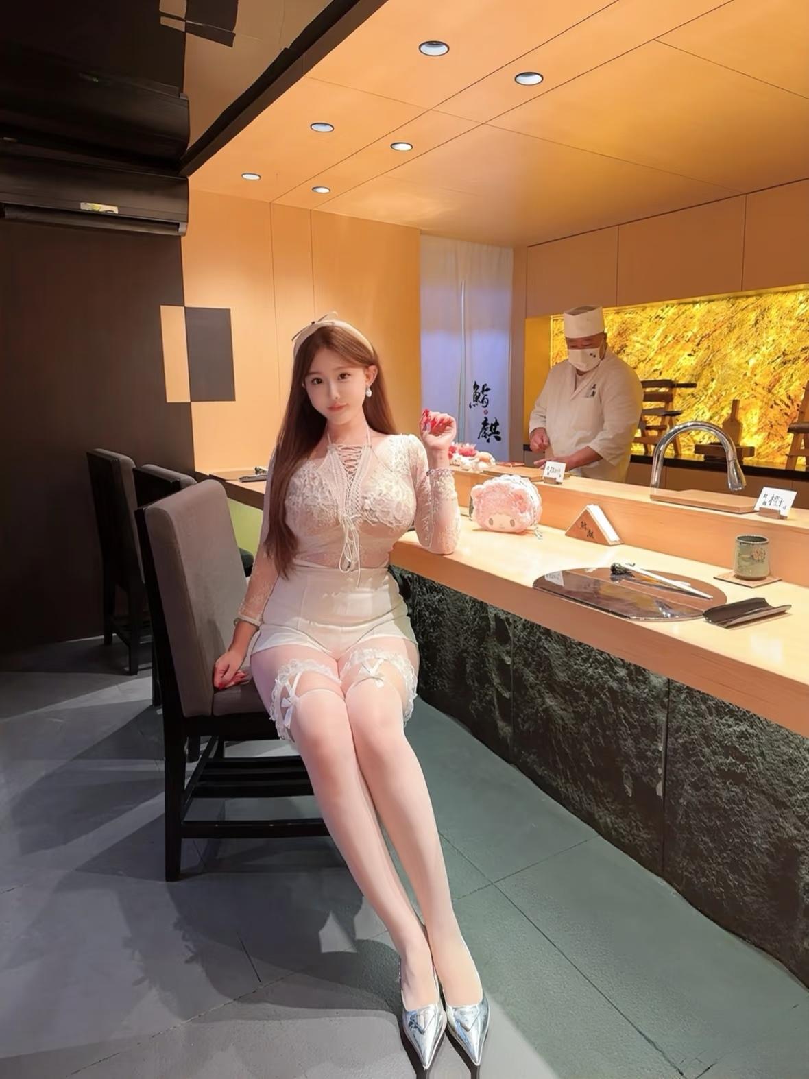 在日料店暖黄的光里，这套穿搭意外和谐。蕾丝上衣轻盈又带点小性感，和店里质朴的木质