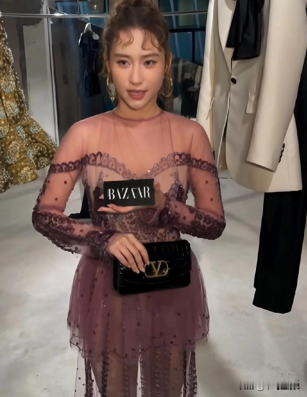 天哪！这还是赌王女儿何超莲吗？换个发型怎么感觉面相都变了，这次的妆造真失败，虽然