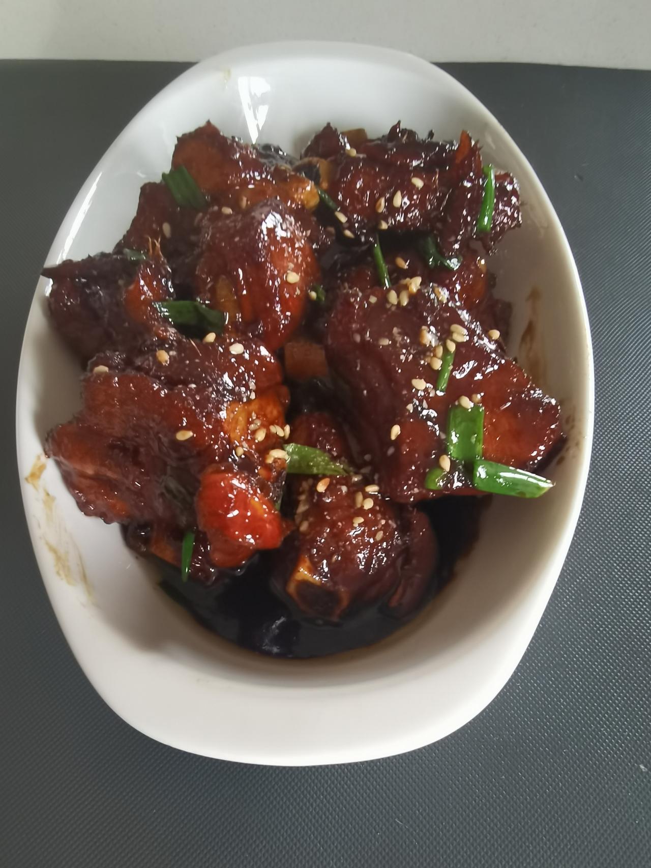 今日午餐中午做了无水糖醋排骨，必须秀一下，400克的肉排一个人全吃光了，连葱