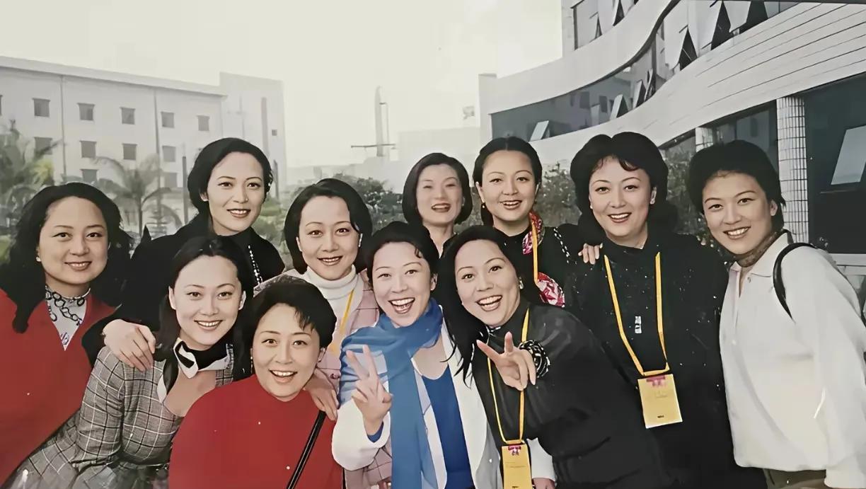 张金玲，宋佳，黄梅莹，王馥荔，宋小英，岳红，赵静，其他没认出来，大家还能认出来哪