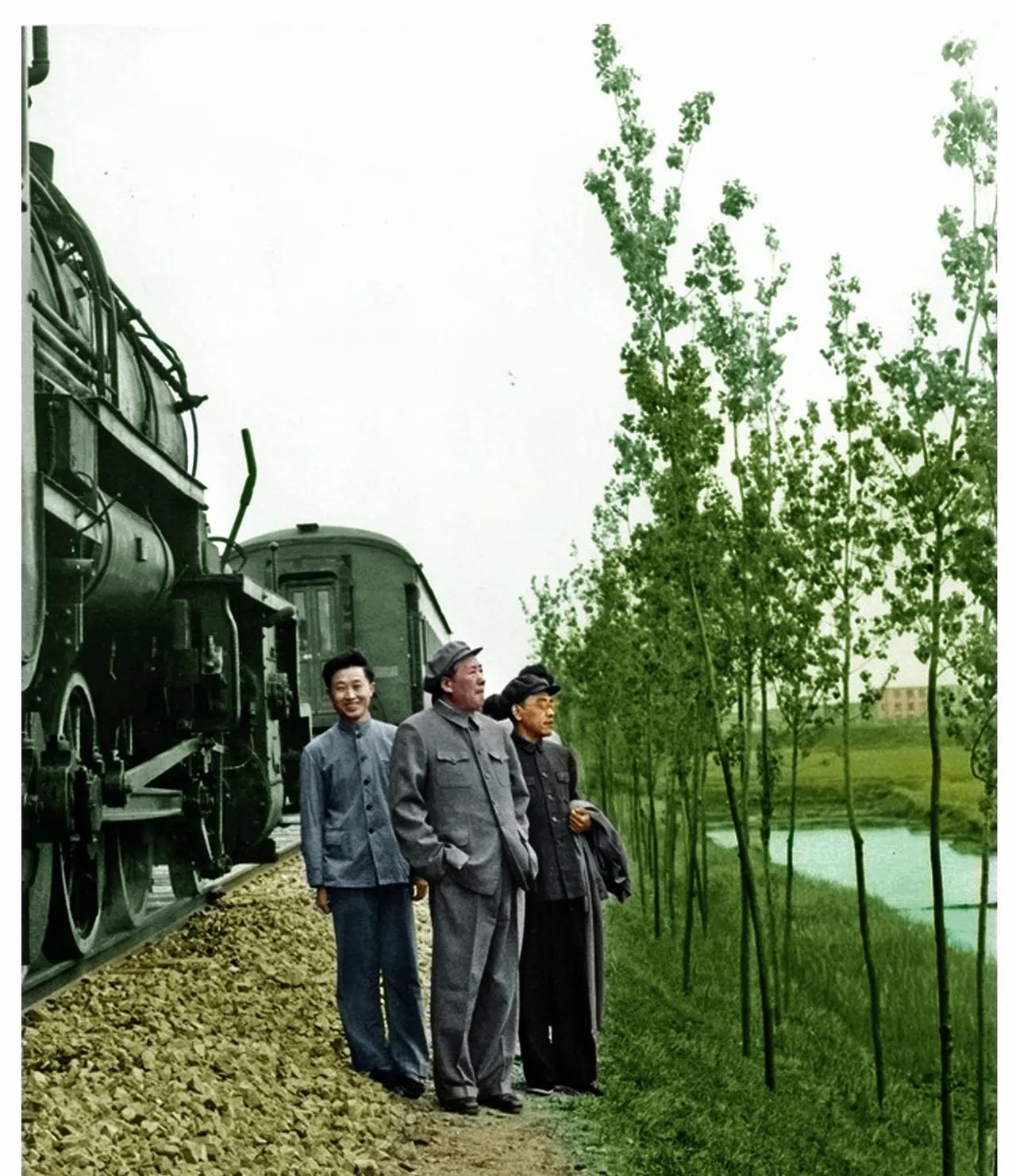 1963年4月13日，毛主席在上海郊区处下车眺望。从图片中可以看到早春上海的景色
