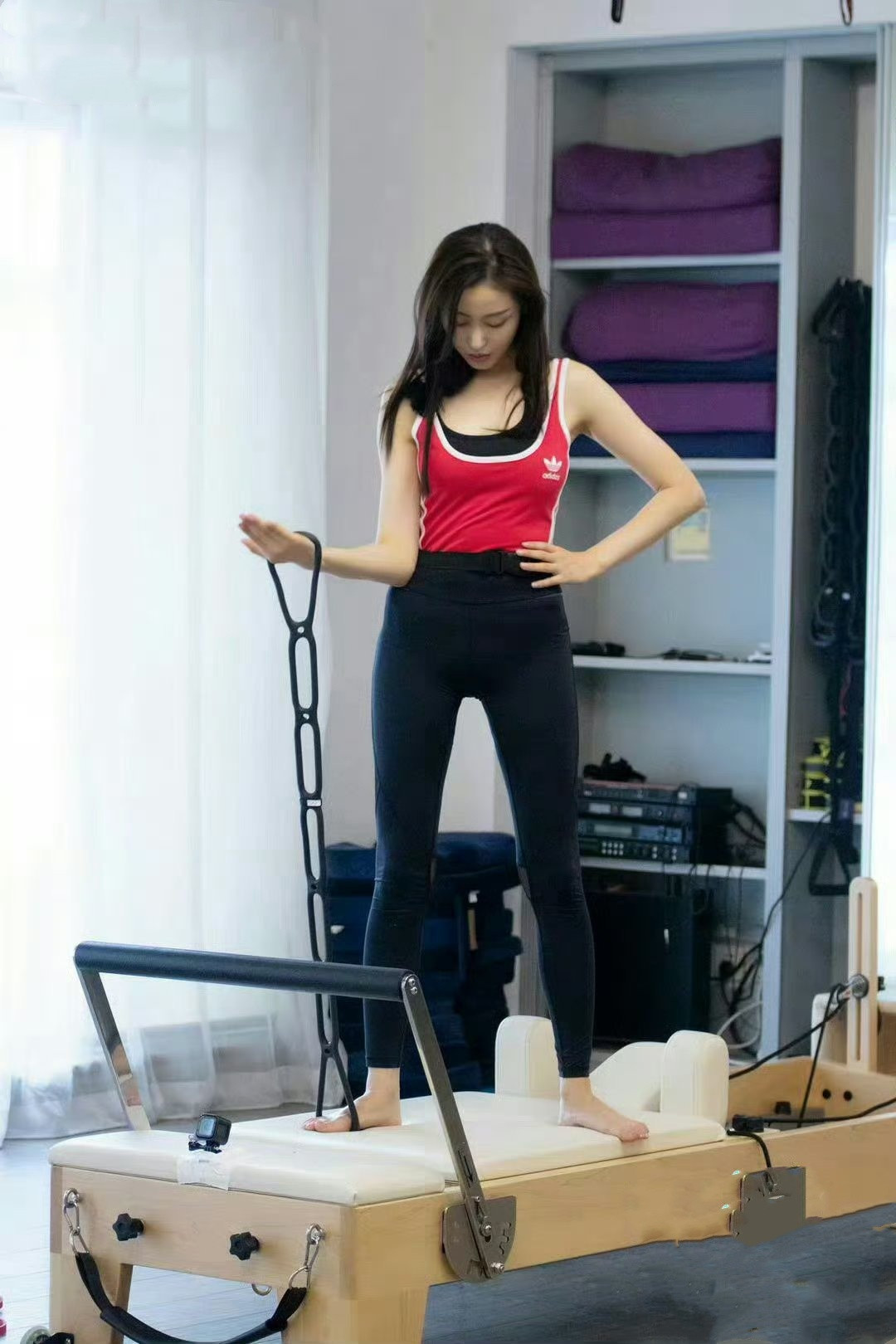 张天爱：瑜伽服穿搭名场面，身材真好。张天爱
