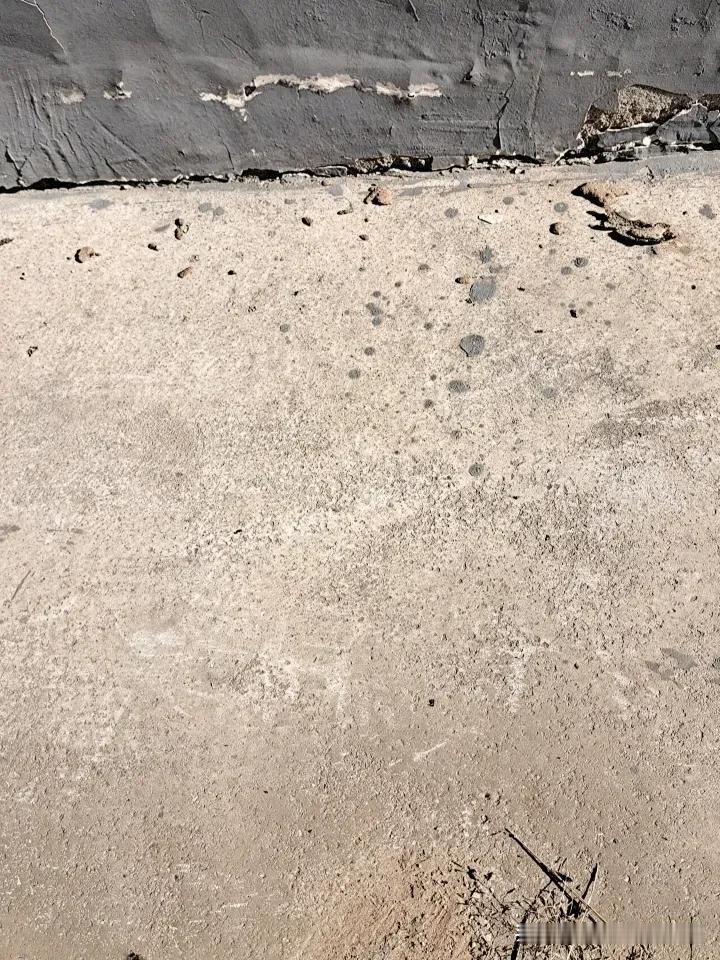 去火车站接嫂子她手机被偷了我用手机给她发了条信息“嫂子你上哪上厕所了?我把