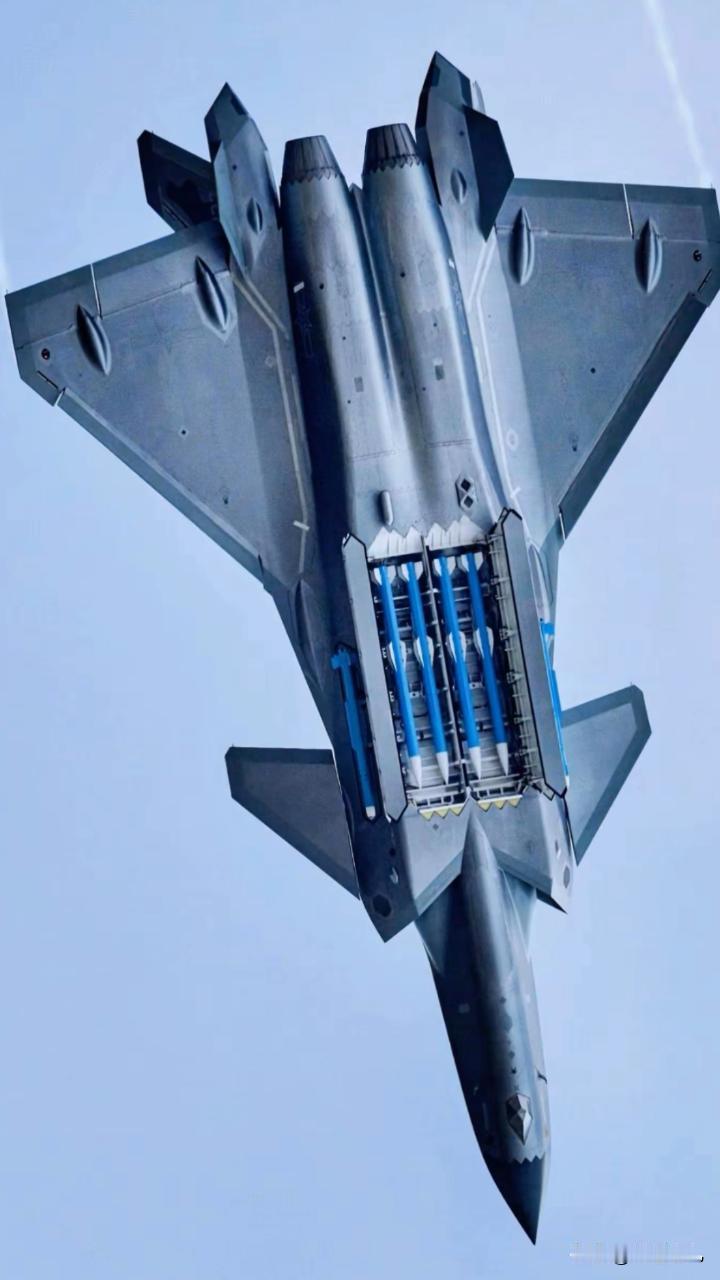 罕见画面！歼20，再次公开发射空空导弹画面，是PL-15吗？人民空军成立76