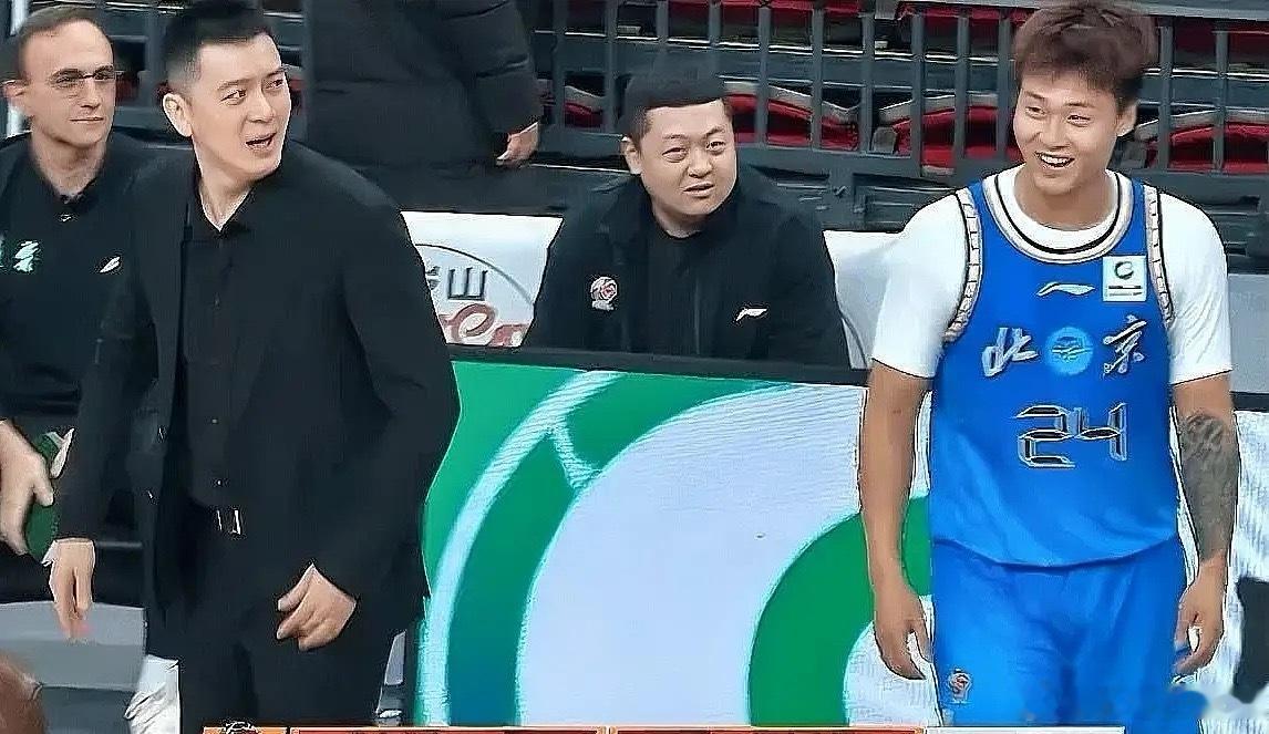 辽宁主帅杨鸣真是太幽默了，把赵睿都逗笑了！在今日辽宁对阵北京的第二节比赛中，雷蒙