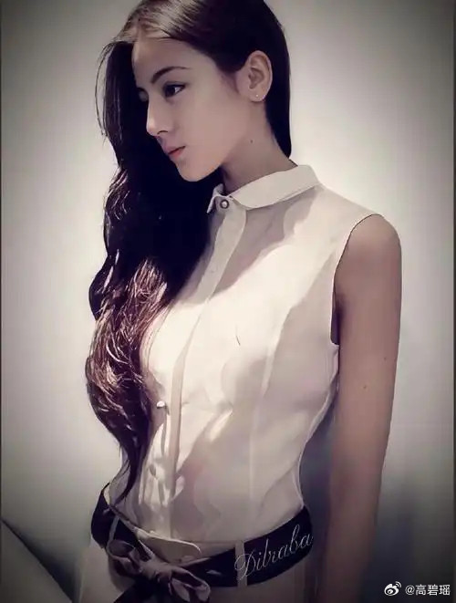 迪丽热巴学生照曝光，满脸稚嫩皮肤白到发光，没化妆也是仙女2026文娱明星视频激励