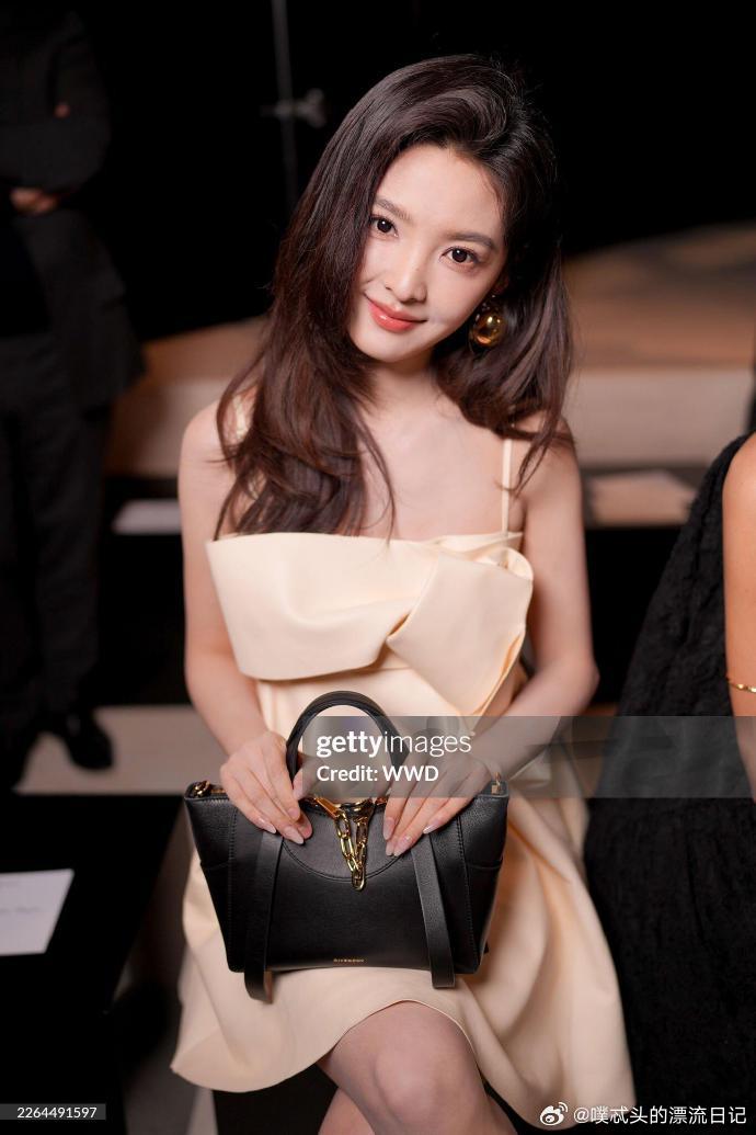 Givenchy大秀生图Givenchy生图章若楠黄色蝴蝶结吊带裙生图直出都这么